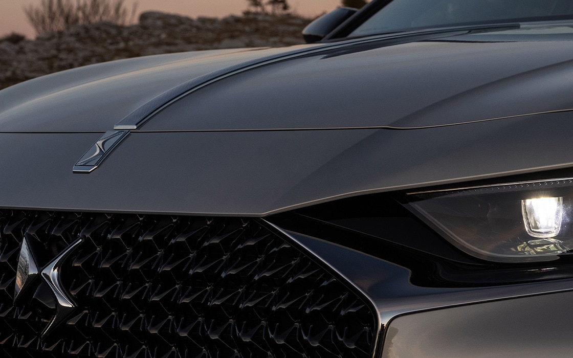 https://www.dsautomobiles.es/content/dam/ds/master/hotspot_carousel_assets/range_hotspots/ds_9/assets/new-hotspots/1-6-0_62_DS_9_bonnet_smallXS-8_5.jpg?imwidth=1920